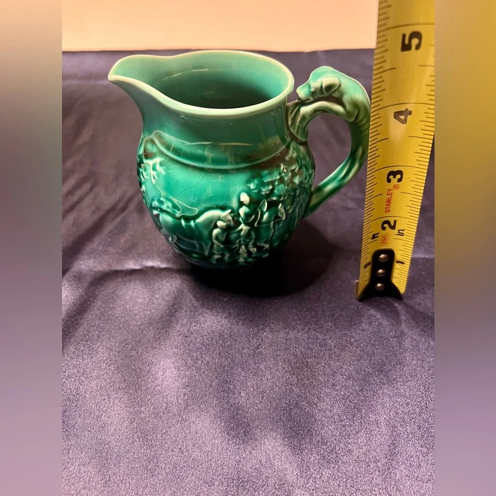 WEDGWOOD QUEENSWARE "PITCHER" GREEN GLAZE HOUND HANDLE WITH HUNT SCENE - Picture 4 of 7